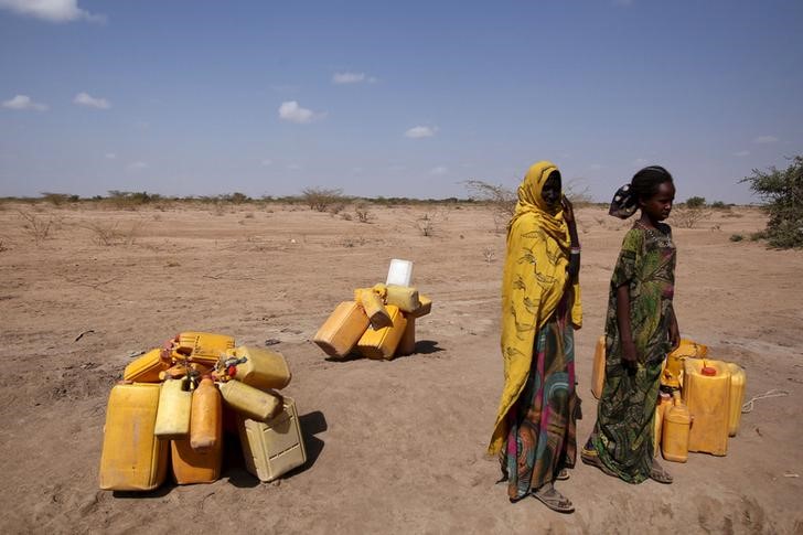 Woman wait to collect water in the drought stricken Somali region in Ethiopia, January 26, 2016. REUTERS/Tiksa Negeri